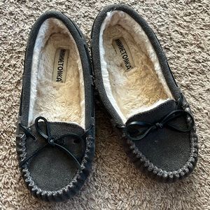 Womens MINNETONKA Gray Suede Moccasin Flats Size 8 slip ons slippers shoes